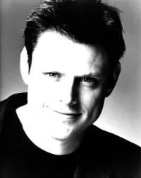 배우인 말콤 케나드의 대표 이미지