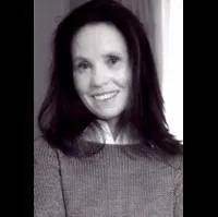 배우인 홀리스 맥라렌의 대표 이미지