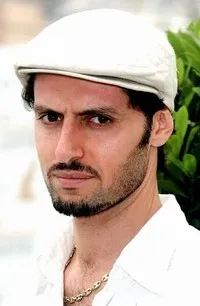 배우, 각본인 잘리 나키리의 대표 이미지