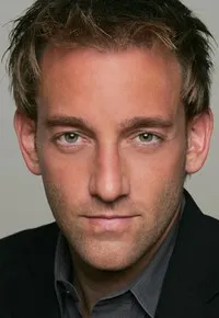 배우인 빈스 코라자의 대표 이미지