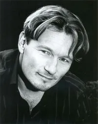 배우인 마크 안토니 크루파의 대표 이미지