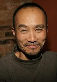 배우인 롱 뉴옌의 대표 이미지