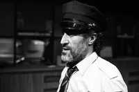 배우인 카림 벨카드라의 대표 이미지