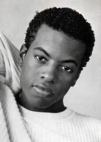 배우, 감독, 각본인 타이 하지스의 대표 이미지