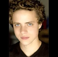 영화배우인 더글라스 스미스의 대표 이미지