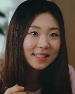 배우인 윤세나의 대표 이미지