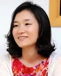 소설가인 심윤경의 대표 이미지