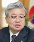 대학교수인 하우송의 대표 이미지