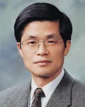 대학교수인 김윤신의 대표 이미지