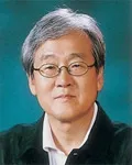 대학교수, 극작가인 윤대성의 대표 이미지