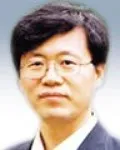 평론가, 대학교수인 윤지관의 대표 이미지