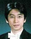 지휘자인 김영진의 대표 이미지