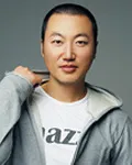 가수인 윤초원의 대표 이미지