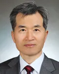 시인, 수필가, 소설가, 평론가인 송양의의 대표 이미지