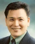 패션디자이너인 윤성호의 대표 이미지