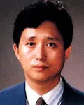 (전직)치과의사, (전직)대학교수인 윤형배의 대표 이미지