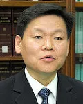 판사인 윤성식의 대표 이미지