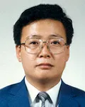 대학교수인 육철의 대표 이미지